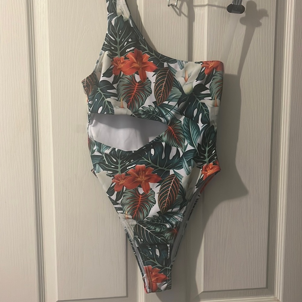 Misguided Swimsuit with Cut out detail  in green / orange color size 6